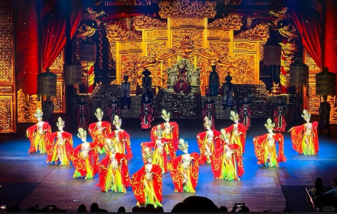 Performers in a Song-dynasty stage show